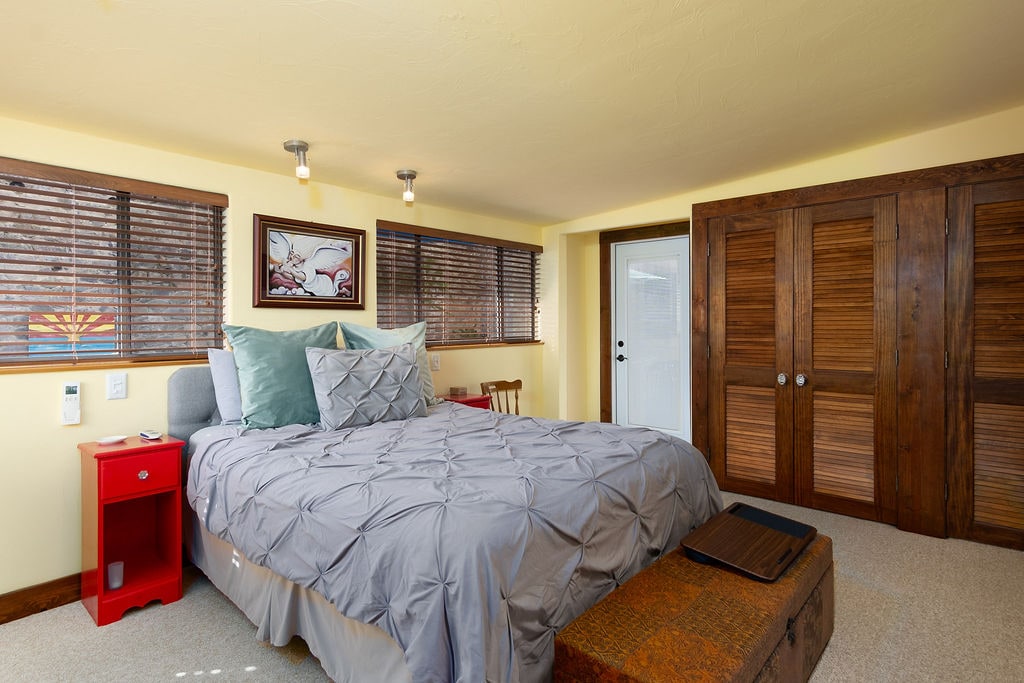 חדר השינה האחורי פתוח ומודרני עם מיטה מתקפלת.