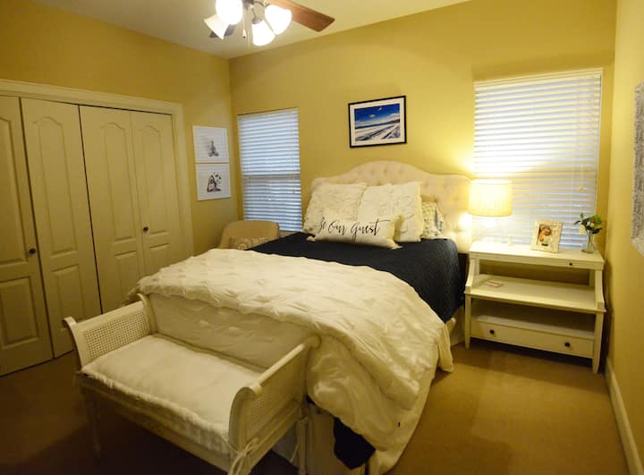 Chambre des voyageurs, lit Queen Size, TV connectée, banc et chaise