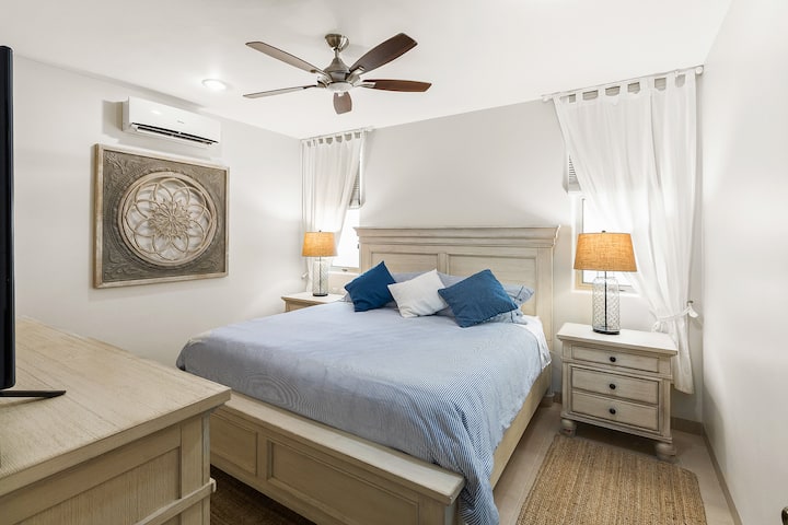 Dormitorio principal con cama tamaño king y TV