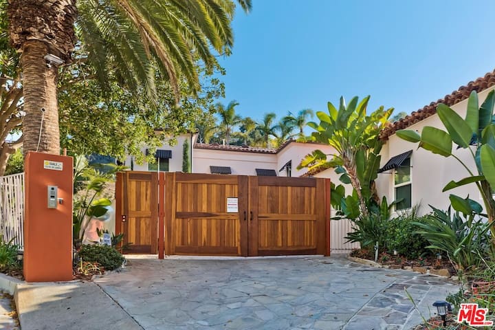 Beverly Hills Mediterranean Estate gallery image 4