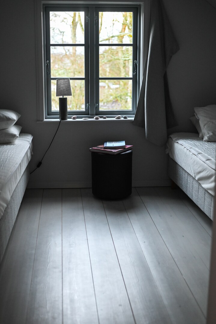 Ett av sovrummen på övreplan, två enkelsängar som även kan flyttas samman till en dubbelsäng. 