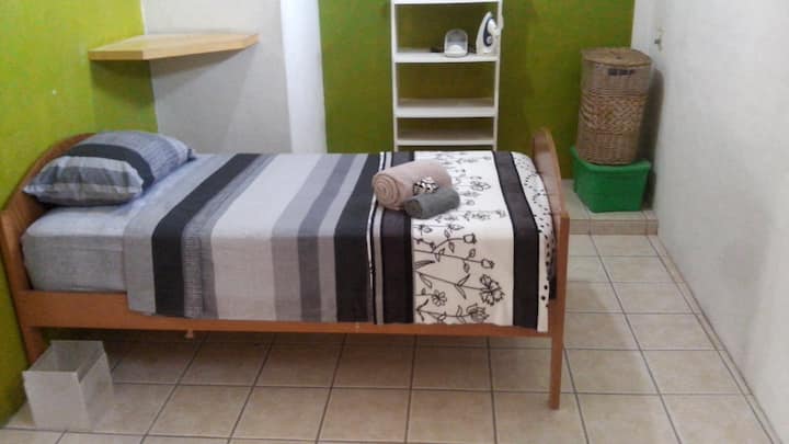Suficiente guardaropa y maletero. Cama extra se arma cuando son 3-4 huespedes.