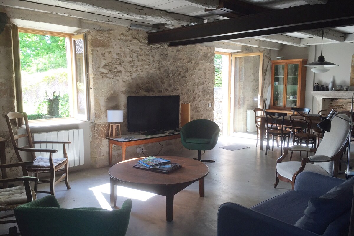 Annonce Airbnb populaire: Workshop-cottage in the heart of Limousin à Diocèse De Limoges