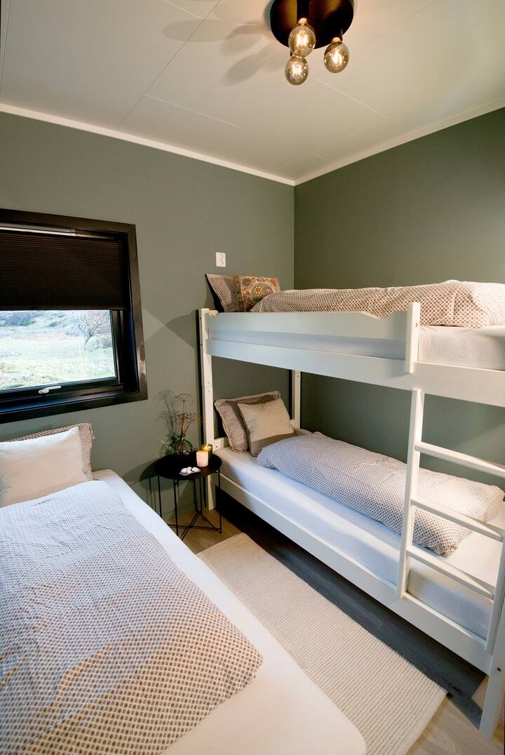 Dormitorio 3, cama individual y litera. Juntos hay siete camas en la cabaña.