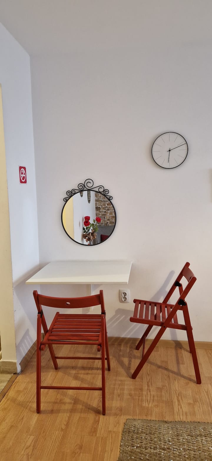 ארוחת ערב/ מחשב/שולחן איפור