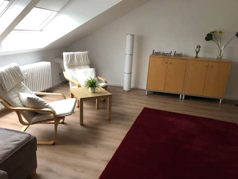 Top Airbnb: Prime location - beautifully renovated 2-room apartment, central in Neuss