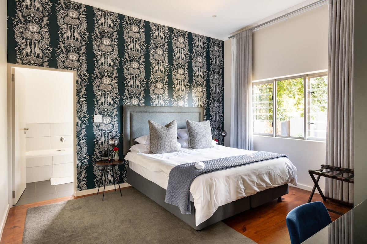 Спалня 3 - голямо двойно легло с допълнителна дължина и самостоятелна баня (душ и вана) 