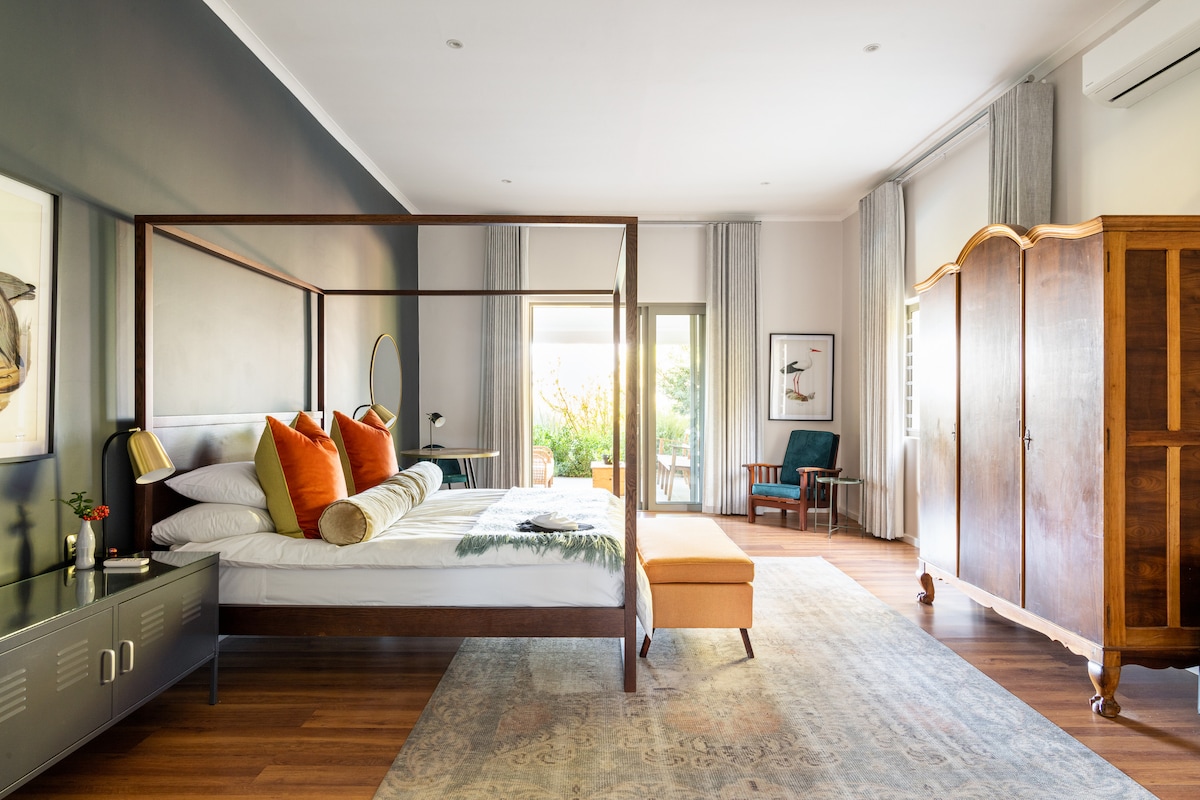 Спалня 1 със самостоятелен санитарен възел (вана и душ) с достъп до вътрешен двор