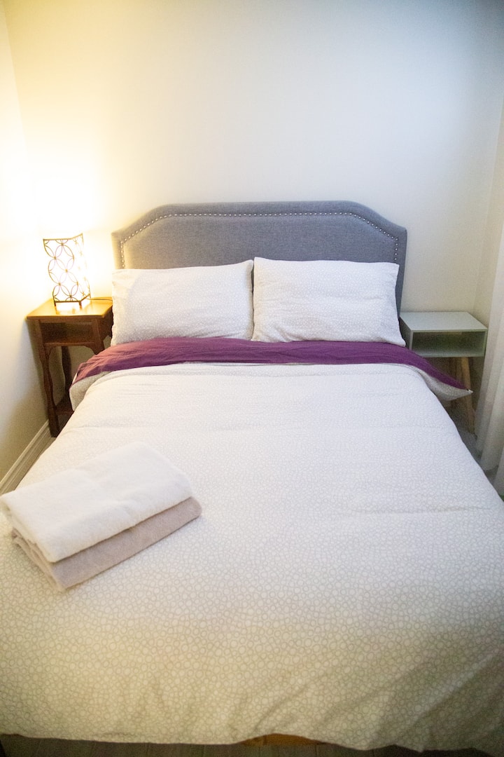 第二间卧室配有双人床