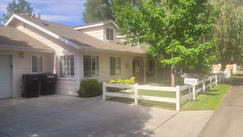 Pet friendly, 3 bedroom - quiet downtown home