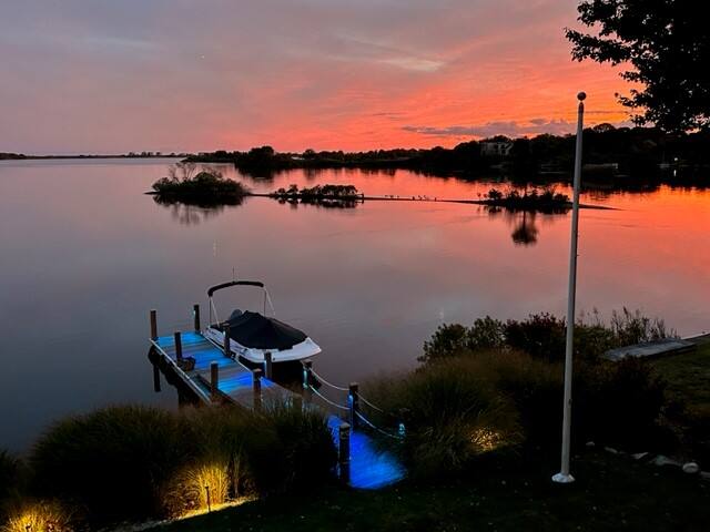 Waterfront Beach Cottage, Luxurious, Elegant Quiet gallery image 4