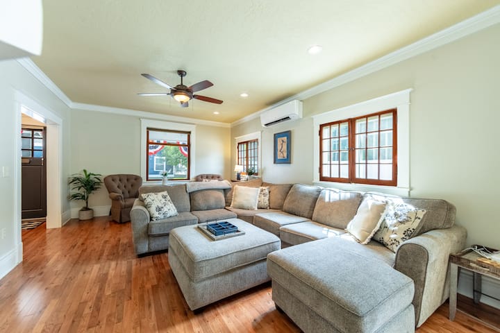 غرفة معيشة كبيرة فسيحة مع أريكة ضخمة