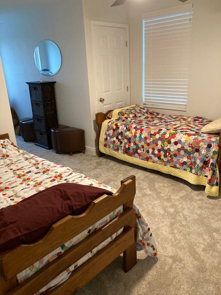 Dormitorio con dos camas individuales.
