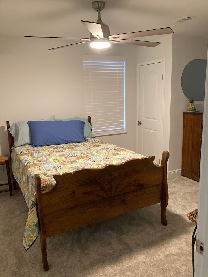 Dormitorio con cama de tamaño completo.