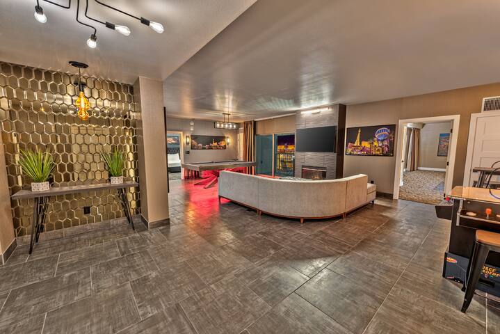1-of-a-kind Suite✔ Strip View ✔Pool Table✔ Arcade✔ gallery image 2