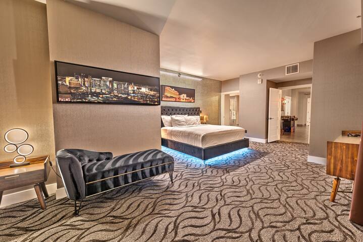 1-of-a-kind Suite✔ Strip View ✔Pool Table✔ Arcade✔ gallery image 4