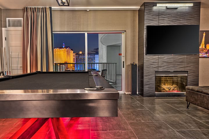 2 Bedroom Suite-Strip View-Pool Table-Arcade