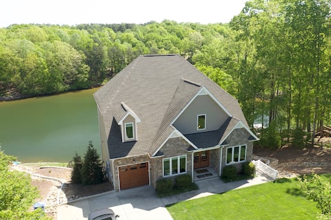 Popular Airbnb listing: Once-Twice-Three times the views on Lake Norman! in Mooresville