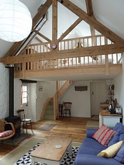Converted C17th barn sleeps 2+
