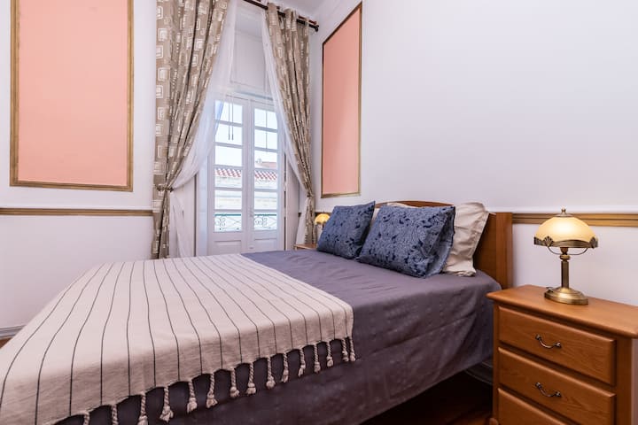 La chambre 1 est vers la rue calme Rua Dr Parreira et dispose d'un balcon français