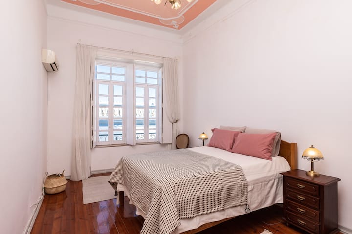 La chambre 6 est grande et dispose de fenêtres doubles vers la rivière.