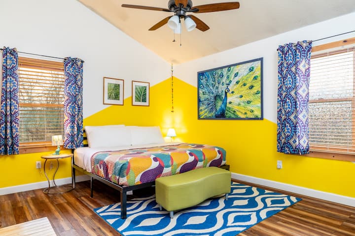 欢迎来到明亮通风的主卧室，配有加大双人床和枕头床垫。 这里有很多地板空间，拱形天花板，可欣赏后院和火坑的美景。 智能电视和套内卫生间。