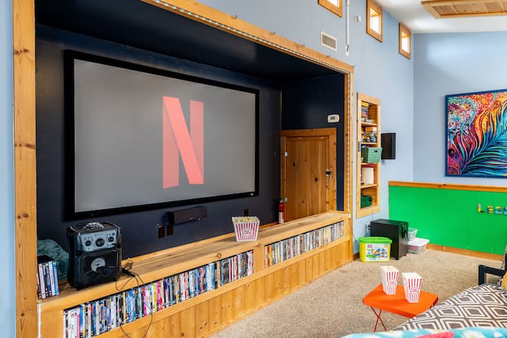 您可以在额外的房间里闲逛，在巨大的投影仪屏幕上观看足球比赛，也可以选择大量DVD （以及有线电视和流媒体服务）。 这里还有卡拉OK机、乐高墙、林肯原木、火车套装、游戏，还有很多事情要做！