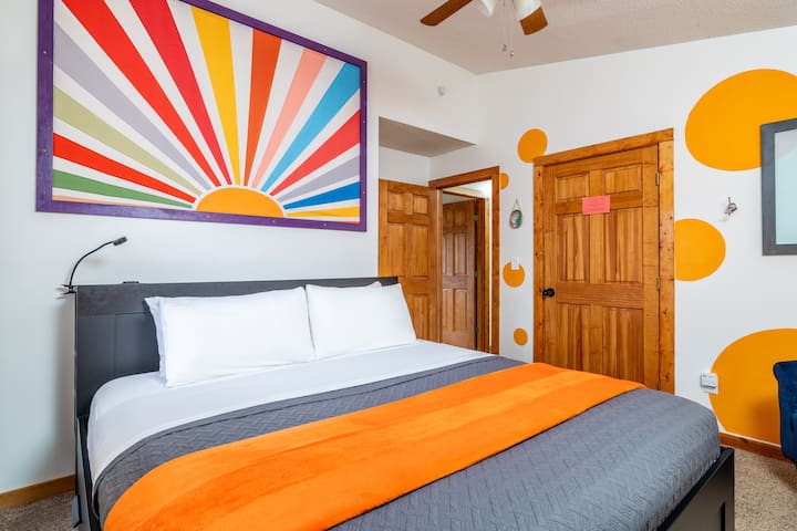 次卧配有一张加大双人床，内置抽屉和床头柜，还有一张枕头床垫。 这间客房还设有拱形天花板和窗户，可欣赏火坑和后院的美景。