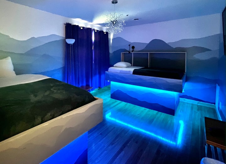 看看3号卧室的这些定制单人平台床，带有各种颜色和动作的条形照明。 在枕头床垫上休息，在根据您的心情量身定制的环境中看电视。