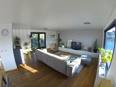 Lovely houseboat with garden & water terrace