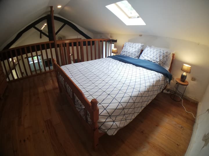 ห้องนอนเตียงใหญ่ยามพระอาทิตย์ตกดิน