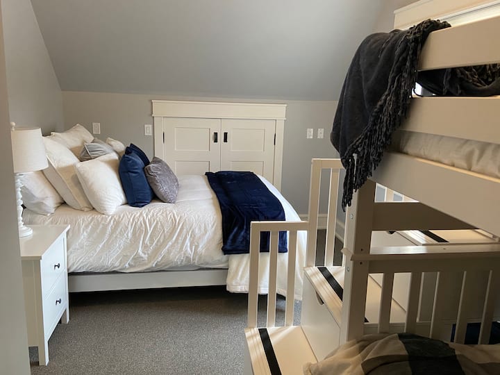 Dormitorio de arriba #2. Camas literas más una cama doble. 