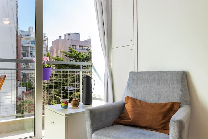 Kitnet mobiliada com varanda em Palermo Hollywood