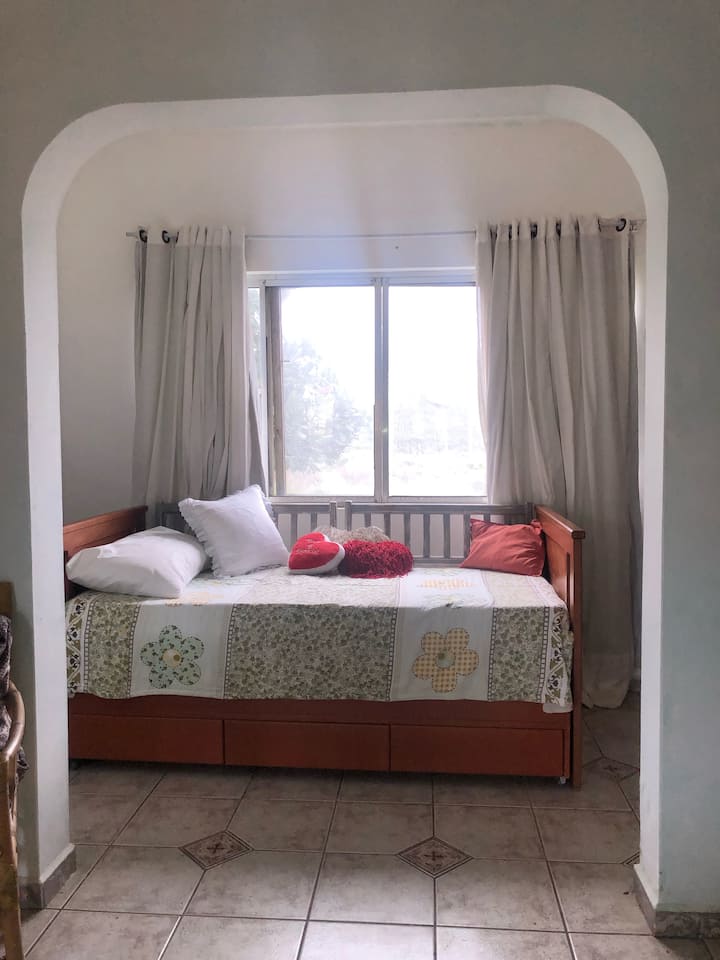 krevet za jednu osobu s bračnim krevetom u apartmanu