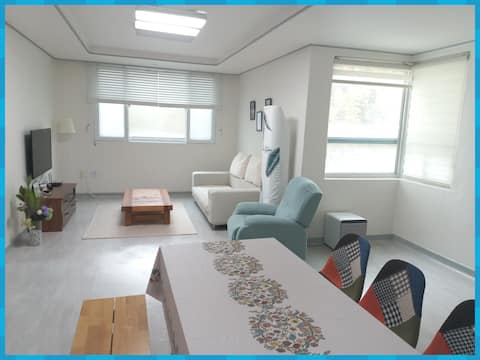 5 minutes on foot from Seohyeon Station, spacious living room + three rooms for exclusive use, equip
