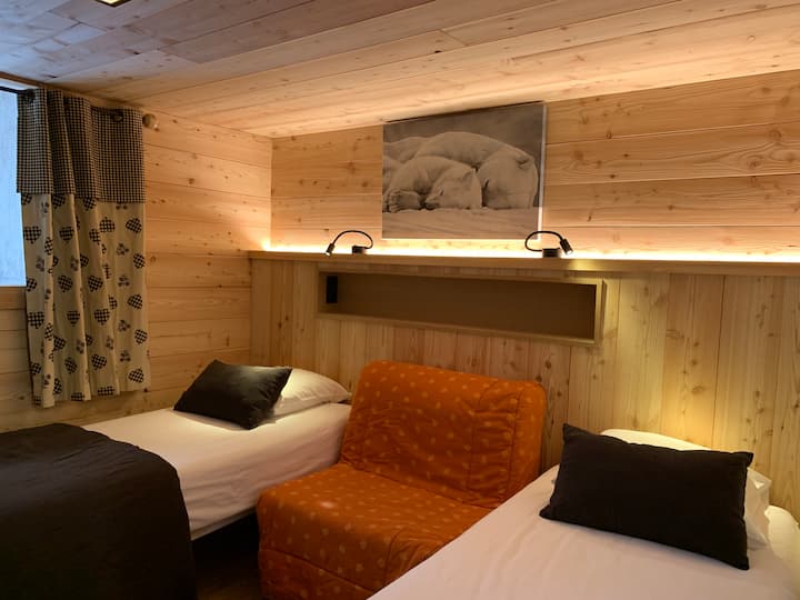 EDELWEISS: 2. spavaća soba: 2 kreveta za jednu osobu dimenzija 80 × 190 ILI 1 bračni krevet dimenzija 160 × 190