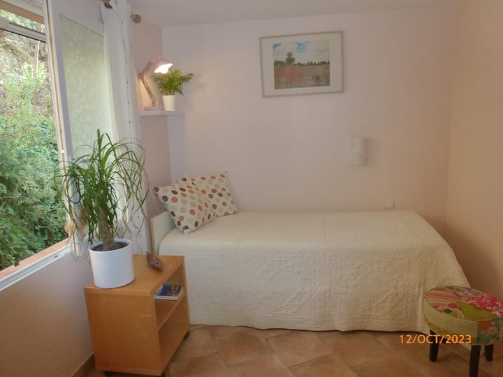 חדר שינה 2, מיזוג אוויר, מיטה נפתחת עם מגירה לא מתכווננת