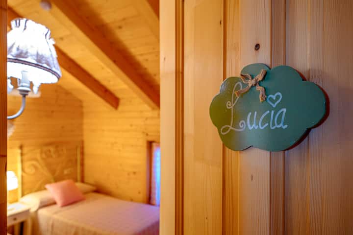 Dhoma e gjumit Lucia me 2 krevate të ulëta dhe 2 krevate marinari. Të preferuarat e fëmijëve