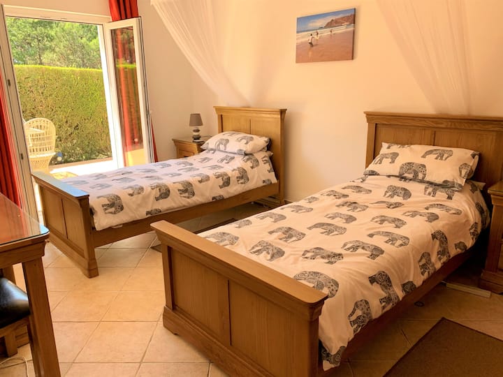 Veliki bračni krevet s bračnim krevetima od hrastovine i namještajem. Ugrađeni dvostruki ormar.