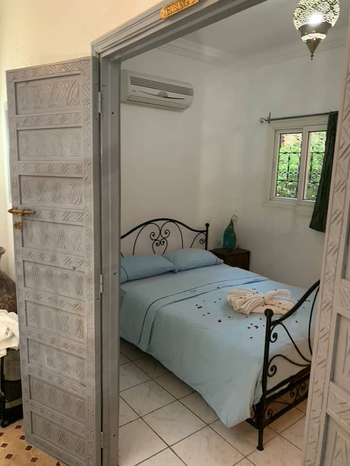 ห้องนอนคู่ชั้น 1 ที่มีห้องน้ำและห้องสุขา