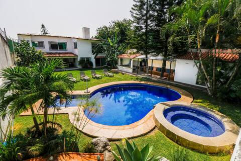 El Eden is in Cuernavaca. Warm pool and air conditioning