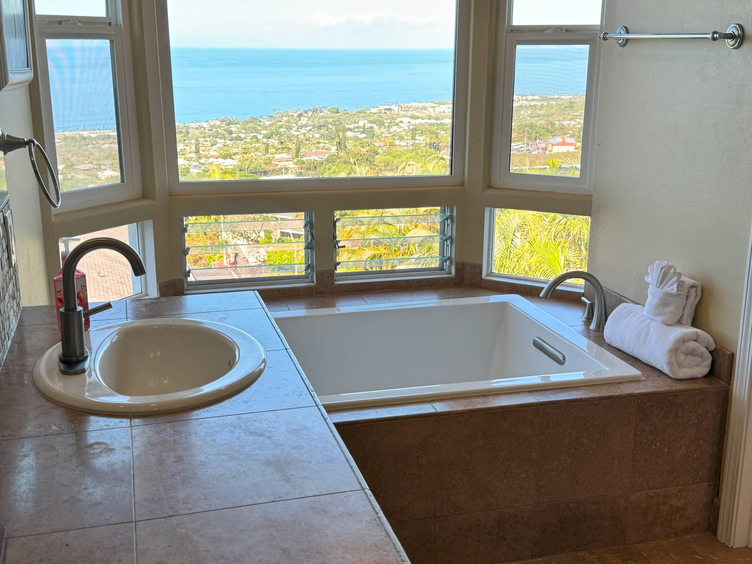 Home in Kailua-Kona · ★4.99 · 3 bedrooms · 3 beds · 2.5 baths - Image 22