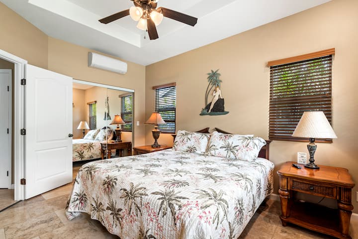 Cómodo y bien equipado dormitorio tamaño king con colchón y sábanas de primera calidad.   Suelos de baldosas de travertino y un sistema dividido con aire acondicionado montado encima del armario.