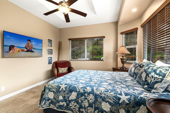 Dormitorio queen. Sistema de aire acondicionado Split montado encima de la puerta de entrada y un televisor inteligente Samsung de 55 pulgadas.