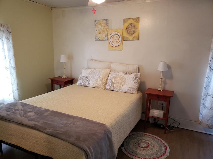 La chambre principale dispose de deux fenêtres lumineuses, d'un bureau avec télévision/écran d'ordinateur, d'un coffre-fort pour vos objets de valeur et d'autres équipements. Lit confortable.