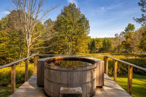 Cabin in the woods w cedar Hot Tub + private pond