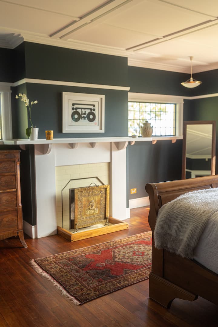 Master bedroom with ensuite and walk in wardrobe (queen bed)