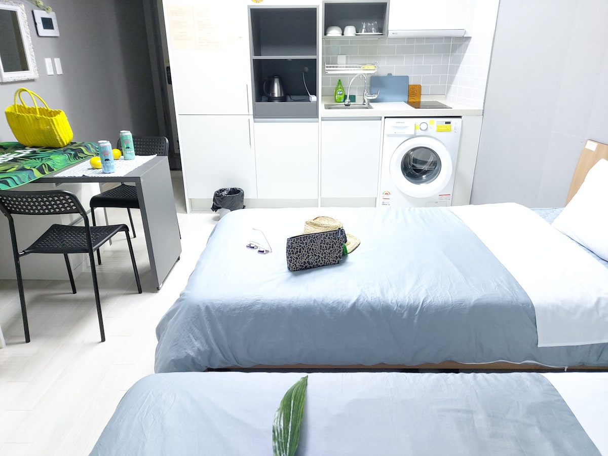 아라팰리스는 설레임 가득한 고객님의 기분좋은 휴식을 책임지는 친절함과 내집 같은 편안한 호텔입니다