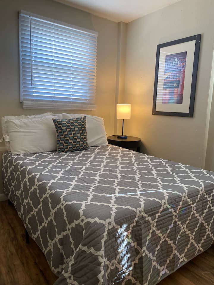 Spálňa ponúka luxusné útočisko s posteľou, ktorá sľubuje pokojné noci, a izbou, ktorá pôsobí ako súkromná oáza.