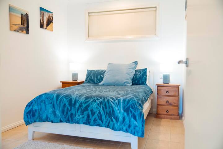 Спална соба со брачен кревет (широк 150-1